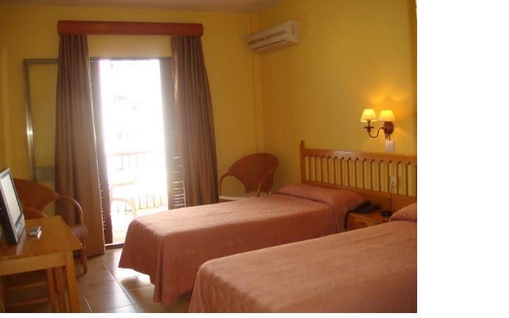 Tres Jotas Conil Hotel