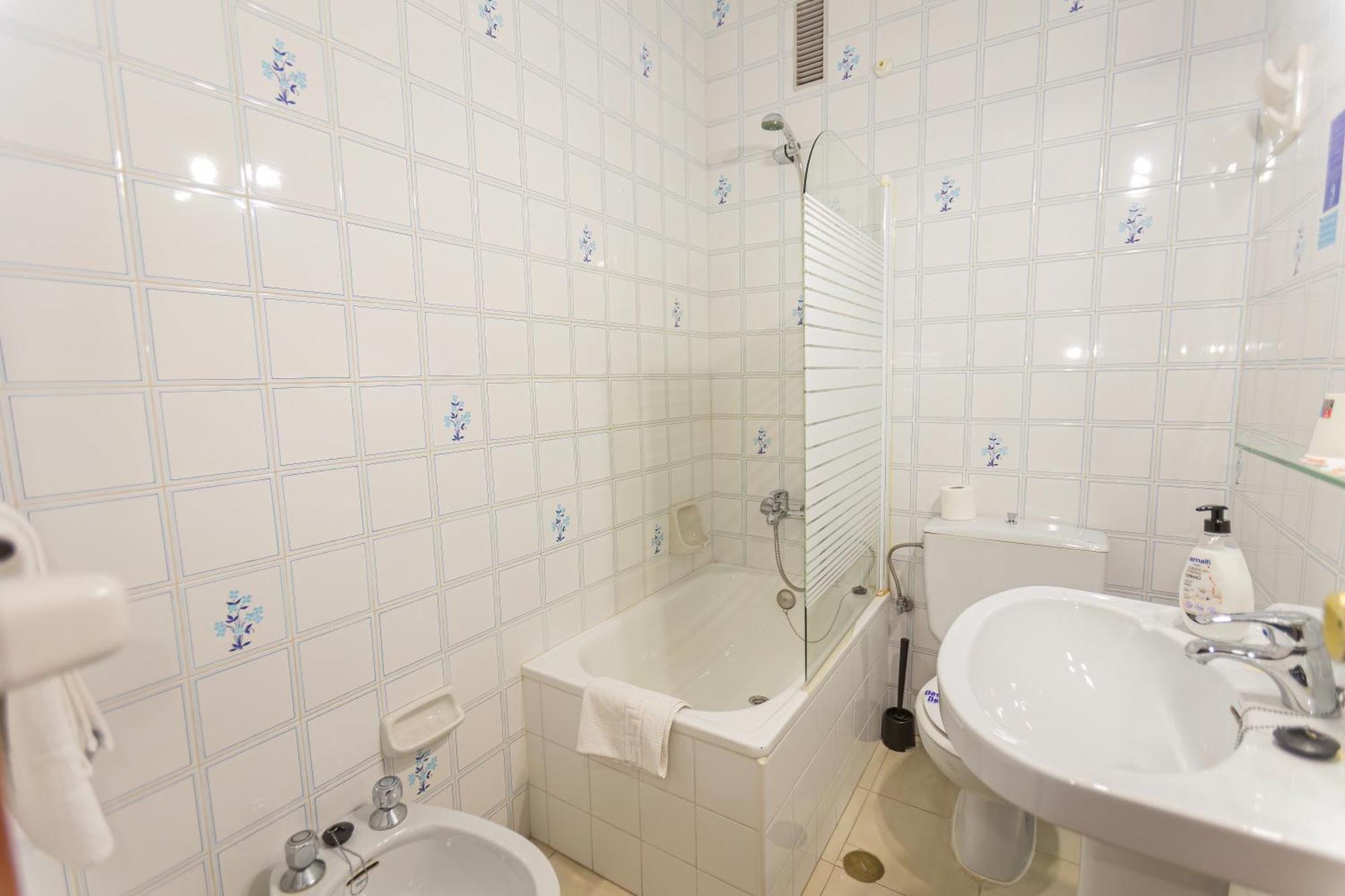 Hotel Tres Jotas Conil 2*